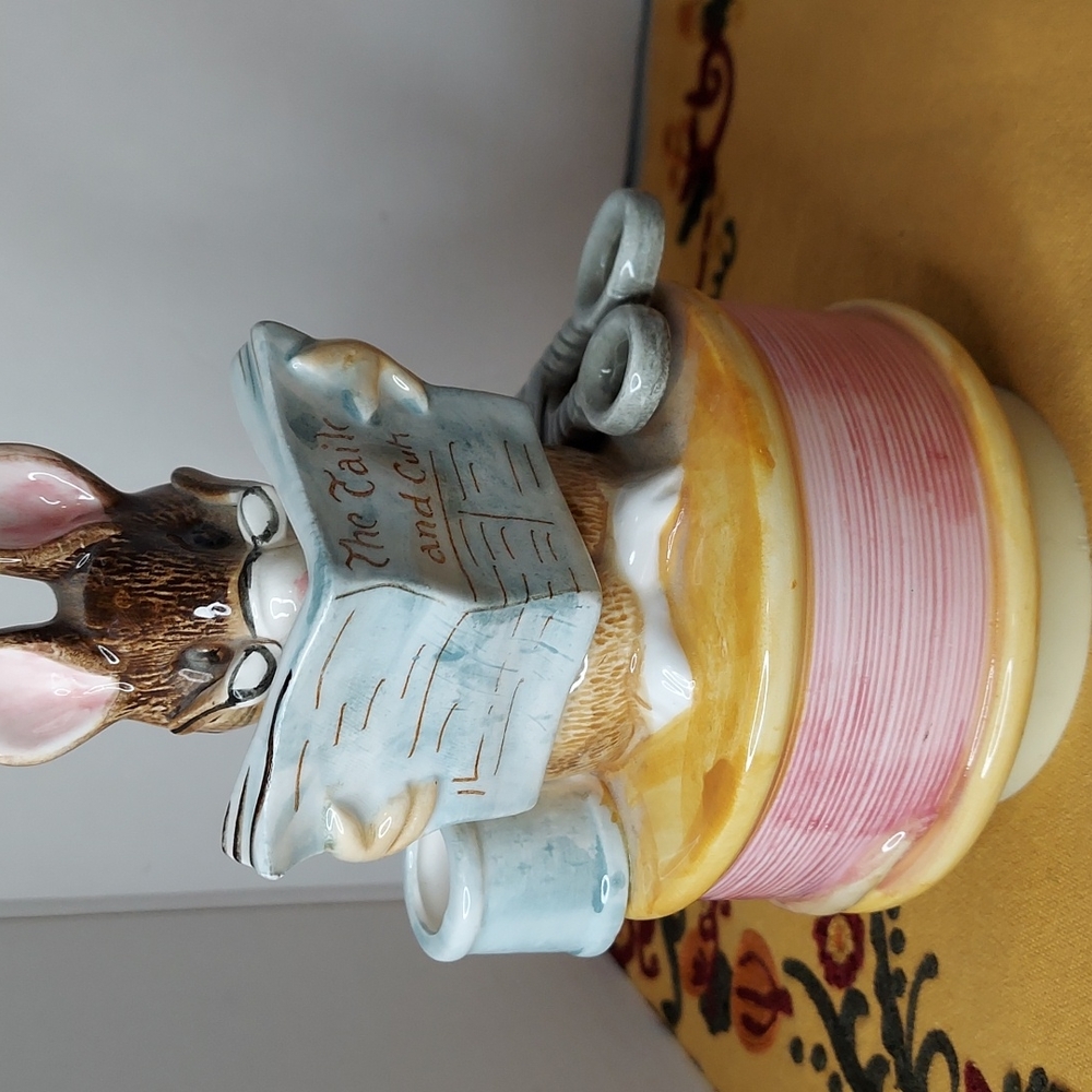 The tailor of gloucester Beatrix Potter, Schmid Rotating Music Box vintage.